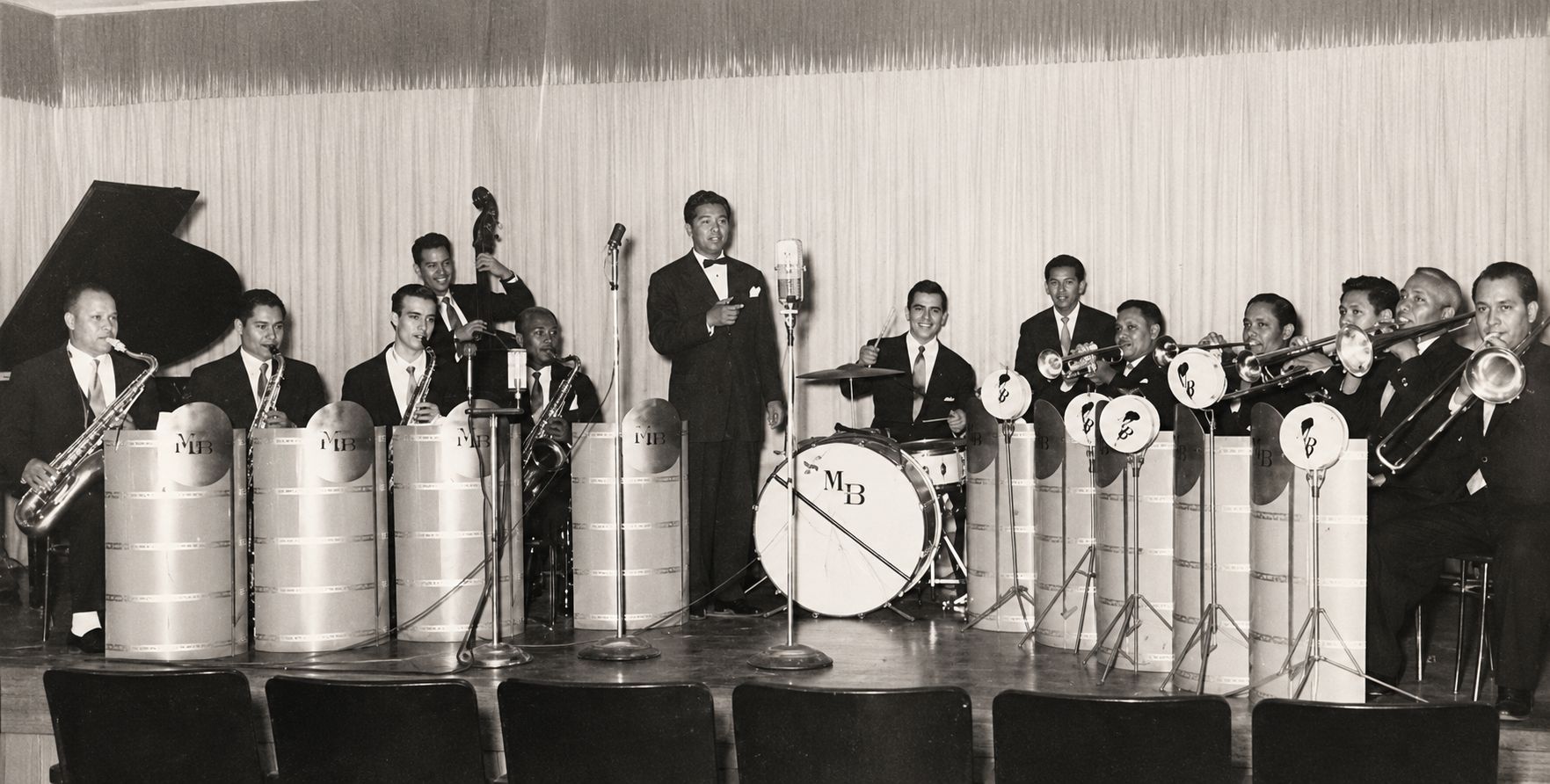 César Santa Cruz en el saxofón junto a la Swing Maker's Band