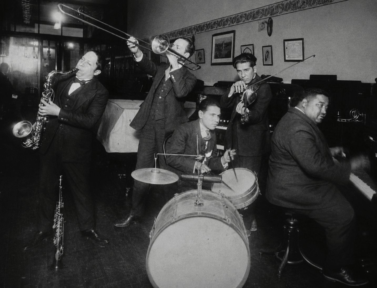 Fotografía de Carlos Alberto Saco en el piano junto a su banda, c. 1923.